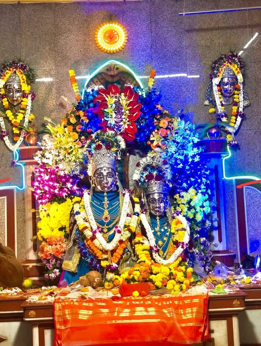 फुलांच्या सजावटीत देवी-देवतांची भक्तीमय आराधना